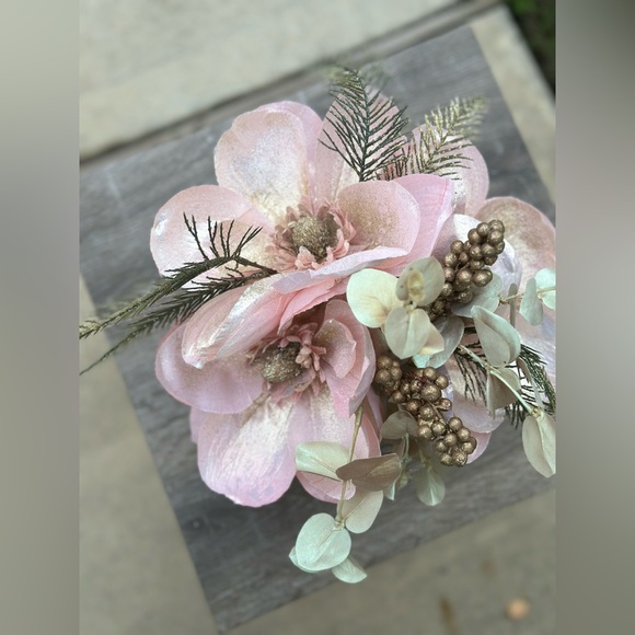 NWT/ Beautiful Blush Faux Flowers by Rachel Zoe - Picture 3 of 4